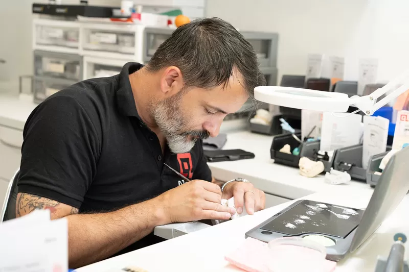 QLAB Dental Lab Using RAYSHAPE DLP Dental Solution For Daily Operations