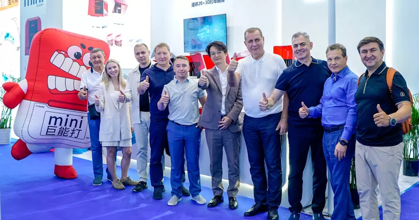 RAYSHAPE Edge mini Chairside 3D yazıcı, FDI 2025 'de mükemmel bir görünüm kazanarak, tek elden dijital teşhis ve hassas ve verimli tedavi sağlar